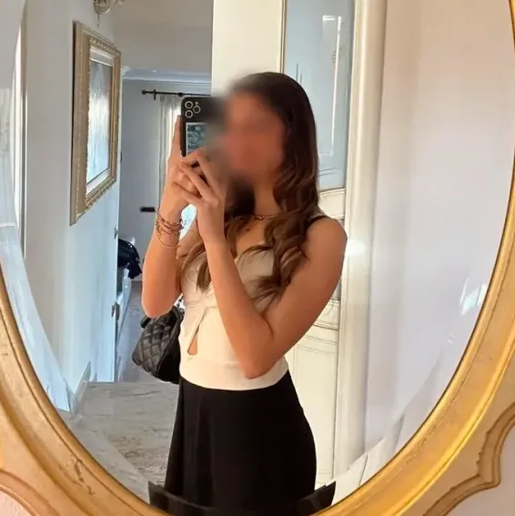 Amina, 19