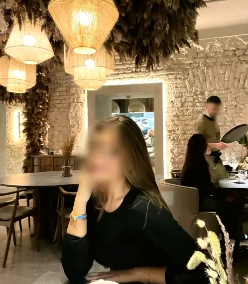 Eva, 25