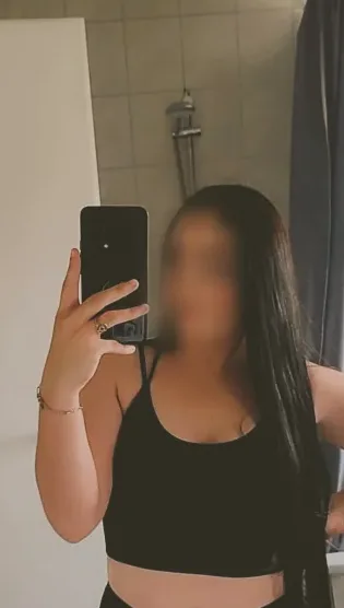 Isabella, 28